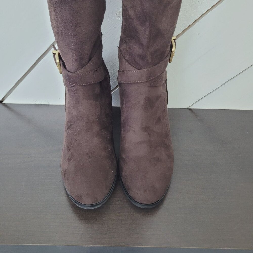NEW White Mountain Teals Size 9.5 Brown Knee-High Heeled Boots Faux Suede - Picture 5 of 14